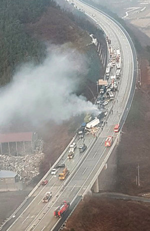 14일 오전 경북 군위군 상주영천고속도로에서 도로 결빙으로 인한 2건의 다중추돌 사고와 차량 화재가 발생했다. 경북소방본부 제공/뉴스1