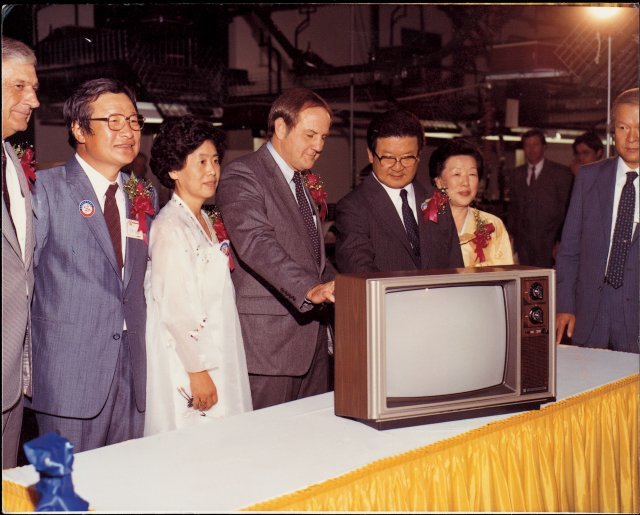 1982년 10월 구자경 회장(오른쪽에서 3번째)이 미국 현지 생산법인에서 만들어진 제1호 금성사(현 LG전자) 컬러TV를 살펴보고 있다.