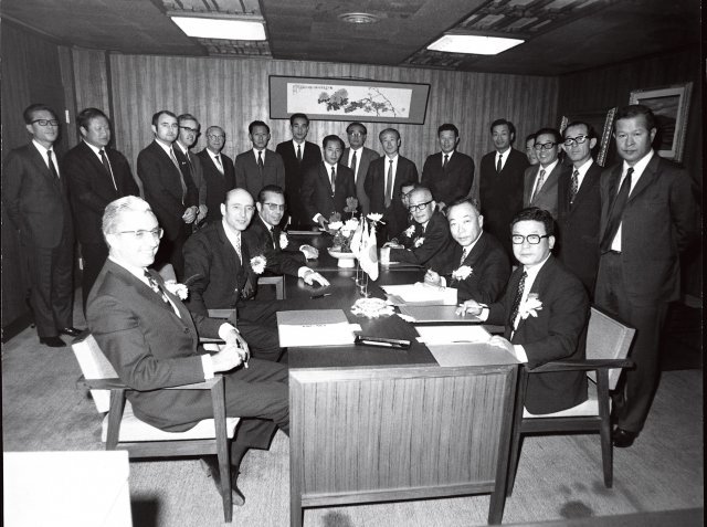 1970년 11월, 구 명예회장(테이블 앞줄 오른쪽)이 독일, 일본 등 3개국 4개 회사가 제휴한‘통신 전기기기 제조판매 수출사업을 위한 합작투자 기본계약’을 체결한 후 기념촬영을 하고 있다.