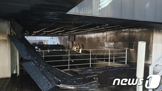 최초 불이 시작된 건물 1층 천장 /사진=독자제공 © News1