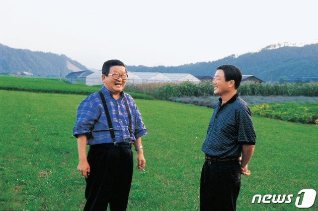 구자경 LG그룹 명예회장(사진 왼쪽)이 14일 숙환으로 별세했다. 향년 94세. 사진은  고인이 자신의 장남인 고 구본무 회장(오른쪽)과 담소를 나누고 있는 모습. (LG 제공)
