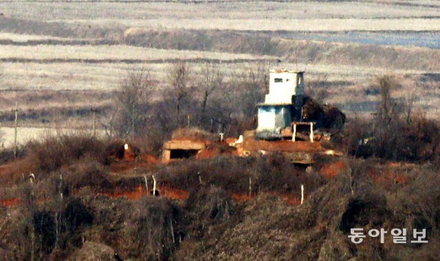 파주지역 최남단 북한 초소. 가끔 총을 들고 보초를 서는 북한 장병이 포착되기도 했다.
