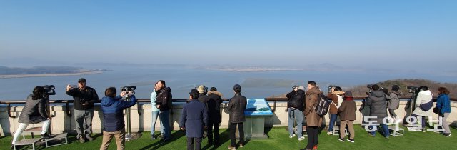 오두산 통일전망대에서 관람객들이 망원경으로 북한 황해북도 개풍군을 살펴보고 있다.