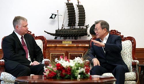 문재인 대통령과 스티븐 비건 대북정책특별대표가 지난해 9월 청와대에서 만난 모습. 청와대 제공