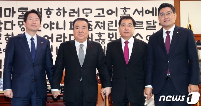 문희상 국회의장이 13일 서울 여의도 국회 의장실에서 여야3당 원내대표들과 회동을 하고 있다. 오른쪽 부터 오신환 바른미래당, 심재철 자유한국당, 문 의장, 이인영 더불어민주당. 2019.12.13/뉴스1 © News1