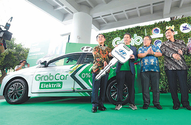 아이오닉 전기차 20대 전달 현대자동차는 13일(현지 시간) 인도네시아 자카르타 해양투자조정부 청사에서 자사의 아이오닉 전기차 20대를 동남아시아 최대 차량공유 업체인 그랩에 전달하는 행사를 열었다. 현대자동차 제공