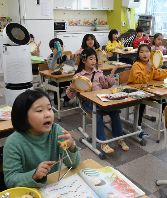 LG가 지원한 공기청정기가 설치된 경기도 파주시 문산동초교 1학년 교실에서 학생들이 수업을 받고 있는 모습.