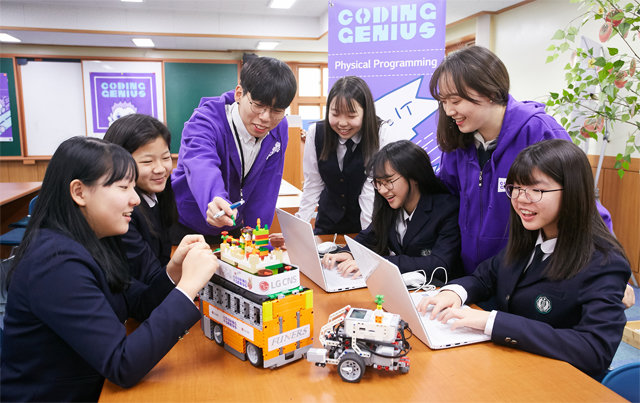 서울 서대문구 동명여중 학생들이 ‘코딩 지니어스’ 대학생 자원봉사자들과 코딩 실습을 하는 모습.