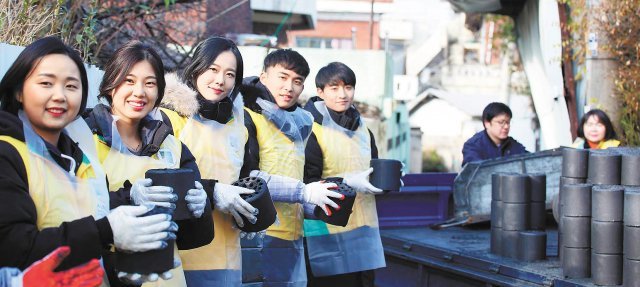 이달 7일 세상의 빛과 소금이 되기 위한 ‘신천지자원봉사단’ 대전지부 회원들이 연탄을 나르고 있다.
