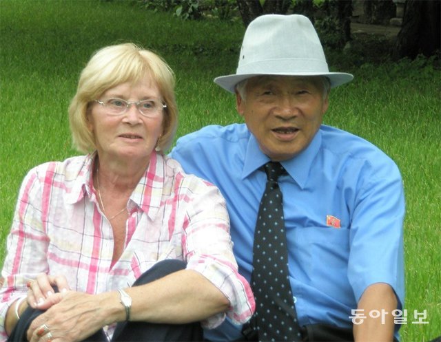 1960년 북한인 유학생 홍옥근 씨(오른쪽)와 사랑에 빠져 결혼했지만 1년 만에 생이별한 동독 출신의 레나테 홍 씨. 2008년 7월 25일 평양에서 남편과 극적인 상봉을 했다. 동아일보DB