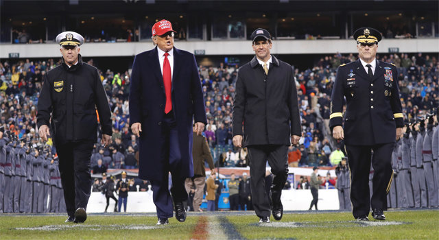 도널드 트럼프 미국 대통령(왼쪽에서 두 번째)과 마크 에스퍼 미 국방장관(왼쪽에서 세 번째)이 14일(현지 시간) 펜실베이니아주 필라델피아에서 열린 육군사관학교와 해군사관학교의 미식축구 경기에서 전반전 종료 직후 경기장 안으로 들어서고 있다. 필라델피아=AP 뉴시스