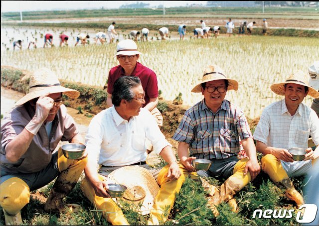 1987년 5월 구 명예회장(오른쪽 두번째)이 전경련 회장단과 함께 농촌 모내기 일손을 돕는 모습. (LG 제공)2019.12.14/뉴스1