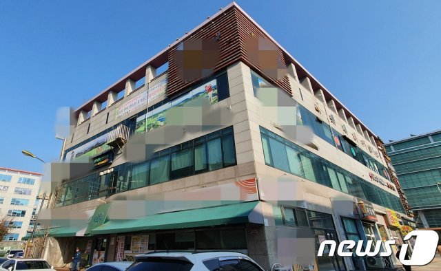 김의겸 전 청와대 대변인이 총선 사무실로 사용하기 위해 임대한 수송동의 한 건물. /© 뉴스1