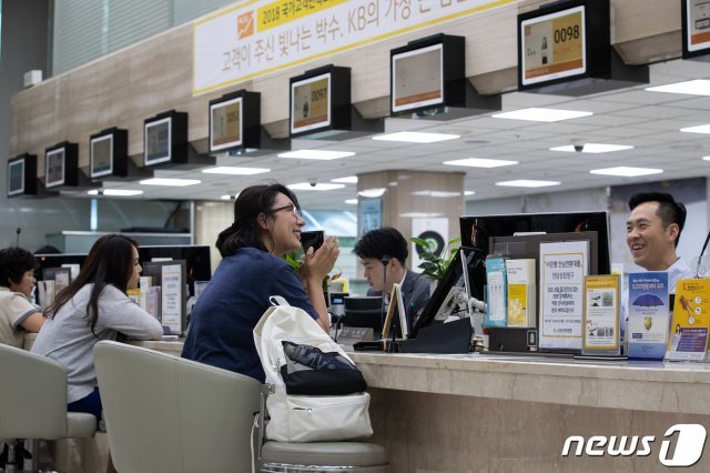 서울시내 한 은행 영업점에서 고객들이 상담을 받고 있다. 2019.9.16/뉴스1 © News1