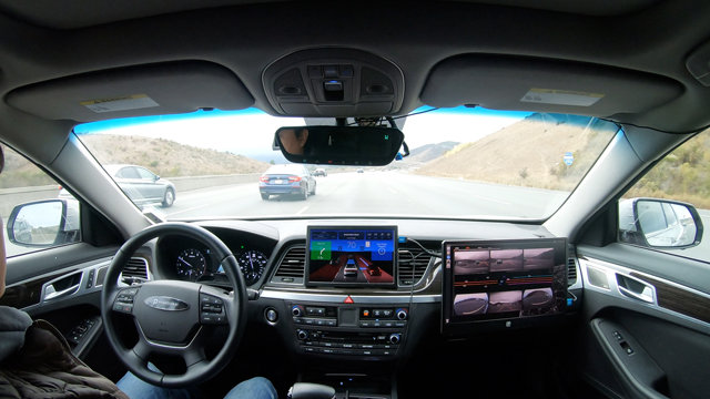 미국 실리콘밸리 지역에 본사를 둔 스타트업 팬텀AI의 이찬규 대표가 카메라 센서를 장착한 차량으로 자율주행 기술을 실험하고 있다. 팬텀AI 제공