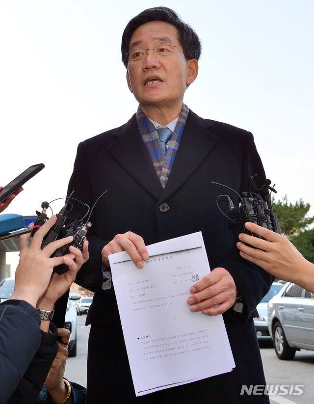 사자명예훼손 혐의로 재판을 받고 있는 전두환씨(88)에 대한 9번째 공판기일이 열린 16일 오후 광주법원에서 정주교 변호사가 기자들의 질문에 답하고 있다.