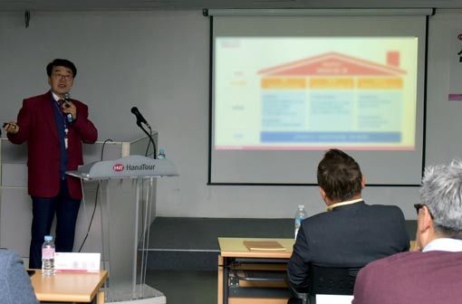 박상환 하나투어 회장이 120여 명의 임직원이 모인 가운데 2020년 경영계획을 발표하고 있다. 사진제공｜하나투어