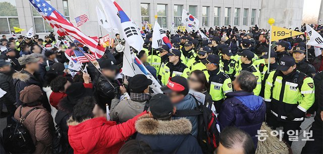 자유한국당
 및 우리공화당 지지자들이 16일 서울 여의도 국회 본청 진입을 시도하고 있다. 한국당은 이날 오전부터 국회 본청 앞에서 
‘공수처법, 선거법 날치기 저지 규탄대회’를 진행했고 집회에 참석하려던 지지자들이 국회 본청 진입을 시도하면서 경찰과 충돌했다. 
장승윤 기자 tomato99@donga.com