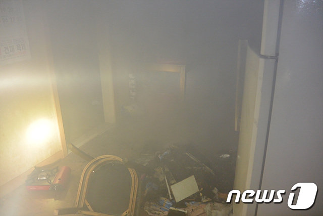 16일 오후 6시 45분께 충남 당진시의 한 18층짜리 아파트 1층에서 불이 나 내부가 소실된 모습.(당진소방서 제공)© 뉴스1