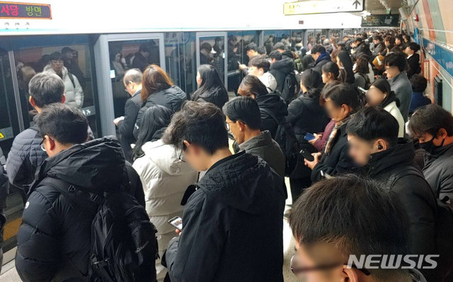 17일 오전 서울지하철 2·4·5호선이 고장 등으로 인해 나란히 연착하면서 출근길 시민들이 불편을 겪었다. 뉴시스