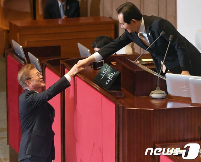 문재인 대통령이 12일 오후 국회 본회의장에서 11조 2천억 원 규모의 추가경정예산에 대한 시정연설을 마친 뒤 정세균 국회의장과 악수하고 있다. © News1