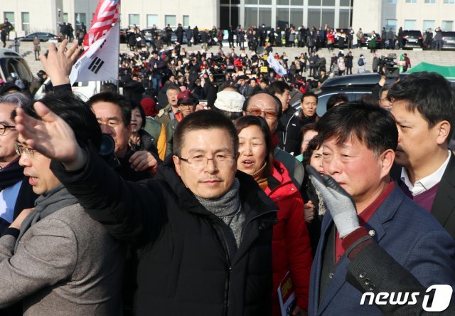 황교안 자유한국당 대표가 16일 서울 여의도 국회 본관 계단에서 열린 자유한국당 공수처법 선거법 날치기 저지 규탄대회 참석자들을 맞이하고 있다. 2019.12.16/뉴스1 © News1