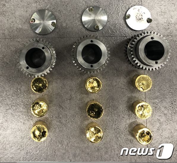 부산항 여객터미널을 통해 자동차부품에 숨겨 밀반출하려던 금괴.(부산지방경찰청 제공)© 뉴스1