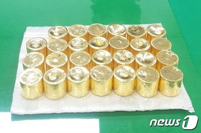 부산항 여객터미널을 통해 자동차 부품에 숨겨 밀반출하려던 금괴.(부산지방경찰청 제공)© 뉴스1