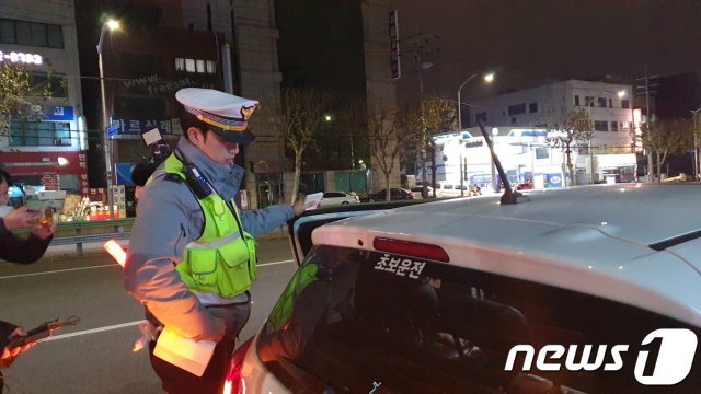 16일 오후 서울 관악구 신림역 부근 남부순환로에서 경찰이 음주단속을 실시하고 있다. © 뉴스1