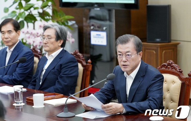 문재인 대통령이 16일 오후 청와대에서 열린 수석·보좌관 회의에서 모두발언을 하고 있다. (청와대 제공) 2019.12.16/뉴스1
