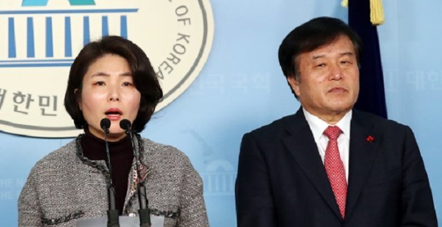 이진복 자유한국당 총선기획단 총괄팀장과 전희경 대변인이 17일 서울 여의도 국회 정론관에서 여성 후보자 가산점 관련 기자회견을 하고 있다. 사진=뉴스1