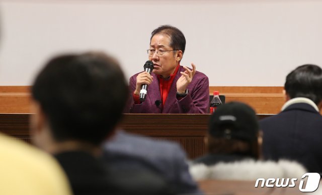 홍준표 전 자유한국당 대표가 27일 오후 경북 경산시 영남대학교 정치행정대학 523호에서 열린 ‘Talk 쏘는 남자 홍준표의 Talk Show’에서 학생들의 다양한 질문에 답하고 있다. 2019.11.27/뉴스1 © News1