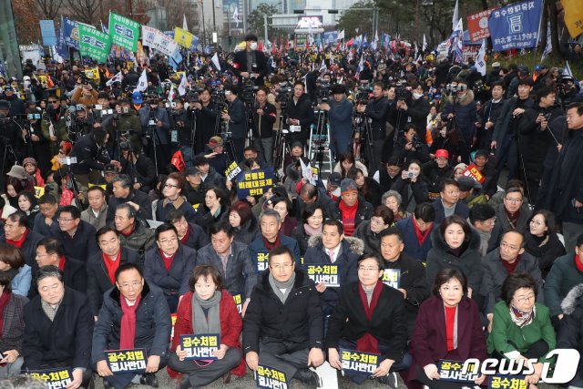 황교안 자유한국당 대표와 의원들이 17일 서울 여의도 국회앞에서 열린 공수처법 선거법 저지 규탄 집회에 참석하고 있다. 2019.12.17/뉴스1 © News1