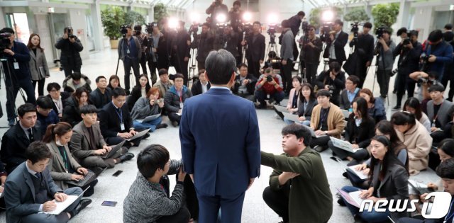 정세균 국무총리 후보자가 17일 서울 여의도 국회 의원회관에서 총리로 지명된 소감을 밝히고 있다. 정세균 총리 후보자는 “국민에게 힘이되는 정부가 될 수 있도록 혼신의 노력을 다할 작정“이라고 밝혔다. © News1