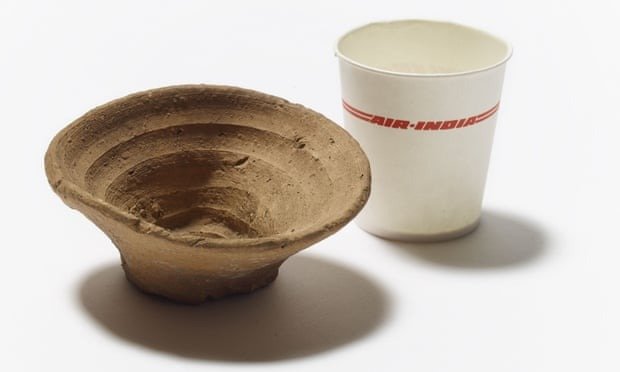 런던 대영박물관에 전시되는 3500년전 일회용 잔과 1990년대 종이컵<가디언 웹사이트 갈무리>