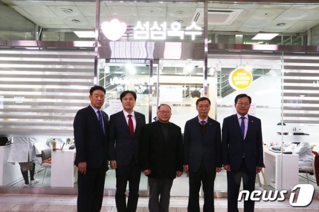 한국철도가 부산시, 한국철도시설공단, ㈜SR, 한국장애인고용공단과 청각장애인 일자리 지원을 위해 17일 업무 협약을 맺고, 참석자들이 부산역 맞이방 2층에 있는 네일케어 매장 ‘섬섬옥수’ 앞에서 기념촬영을 하고 있다.© 뉴스1