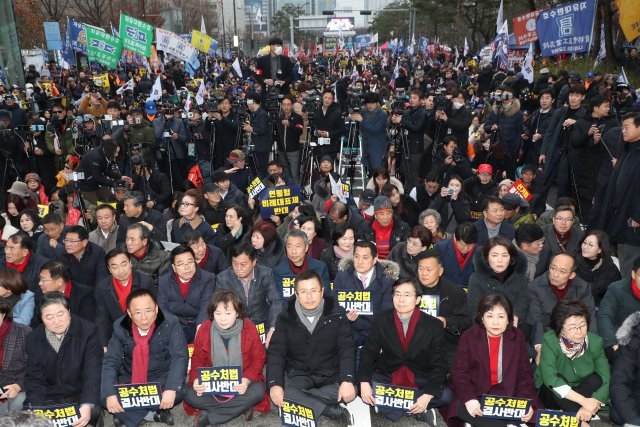 황교안 자유한국당 대표와 의원들이 17일 서울 여의도 국회 앞에서 열린 ‘공수처법·선거법 저지 규탄대회’에 참석하고 있다. 사진=뉴스1
