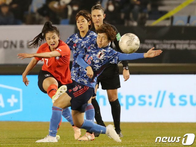 17일 부산 서구 구덕운동장에서 열린 2019 동아시아축구연맹 동아시안컵(EAFF E-1) 챔피언십 대회 대한민국과 일본의 경기 후반전 한국 최유리가 슛을 시도하고 있다. 일본은 2승, 한국은 1승1무를 기록 중. 한일전에서 승리하면 2005년 대회 이후 14년 만에 우승컵을 들어올린다. 2019.12.17/뉴스1 © News1