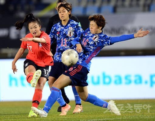 한국 여자축구대표팀의 최유리(왼쪽)가 17일 부산구덕운동장에서 열린 ‘2019 EAFF E-1 챔피언십’ 일본과의 경기에서 슈팅을 시도하고 있다. 한국은 한수 위 전력의 일본을 상대로 접전을 펼쳤지만, 0-1로 석패했다. 부산｜김민성 기자 marineboy@donga.com