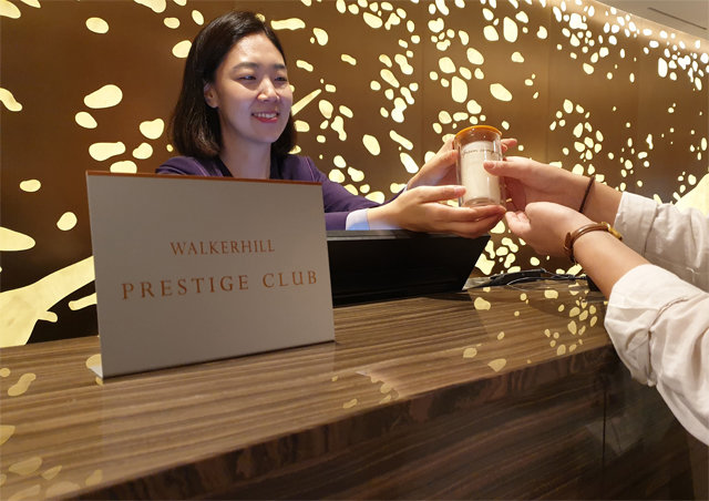 한 호텔에서 지구 살리기 전등 끄기 행사 참여 고객에게 폐비누 재활용 향초를 선물로 제공하는 모습.