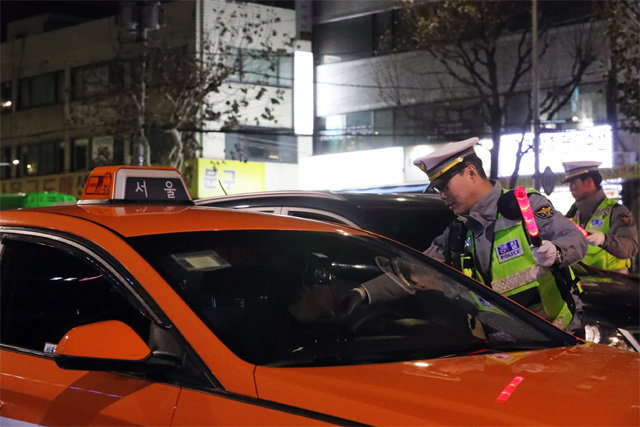 서울 관악경찰서 교통경찰관들이 16일 밤 관악구 남부순환로에서 음주운전 단속을 하고 있다. 술자리가 많아지는 연말을 맞아 경찰은 31일까지 음주운전을 집중 단속한다. 뉴시스