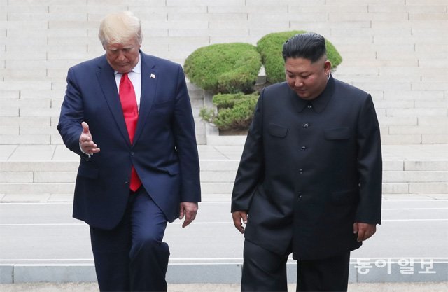 올해 6월 도널드 트럼프 미국 대통령(왼쪽)과 김정은 북한 국무위원장은 판문점에서 역사적 만남을 갖고 북-미 비핵화 협상에 대한 타결 기대감을 높였다. 하지만 이후 6개월간 협상은 교착 상태에 빠졌고 북한의 도발 수위는 날로 높아져 우려를 자아내고 있다. 판문점=박영대 기자 sannae@donga.com