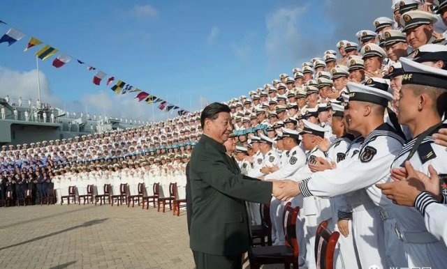 장병들 격려하는 시진핑 시진핑 중국 국가주석이 17일 산둥함 취역식에 참석해 장병들과 악수하고 있다. 시 주석은 이날 직접 산둥함에 올라 의장대를 사열했고 인민해방군기를 함장에게 수여했다. 사진 출처 중국 국방부 홈페이지