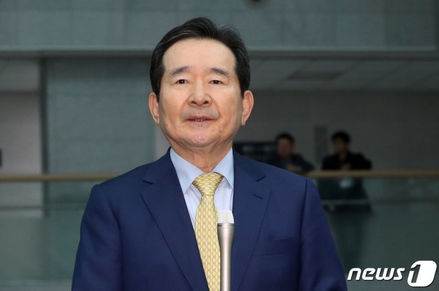 정세균 총리 후보자가 17일 서울 여의도 국회 의원회관에서 총리로 지명된 소감을 밝히고 있다.