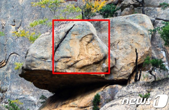 양양 오색 주전골에서 발견된 ‘성모마리아와 아기예수’ 닮은 바위(양양군 제공) /© News1
