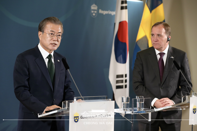 문재인 대통령이 6월 15일(현지 시간) 스웨덴을 국빈방문하고 스테판 뢰벤 스웨덴 총리와 공동기자회견을 하고 있다. 사진=청와대 제공