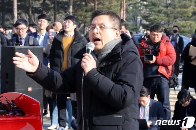 황교안 자유한국당 대표가 18일 오후 서울 여의도 국회에서 열린 ‘공수처법·선거법 날치기 저지 규탄대회’에서 발언을 하고 있다. 2019.12.18/뉴스1 © News1