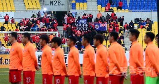 18일 부산 연제구 아시아드주경기장에서 열린 ‘2019 EAFF(동아시아축구연맹) E-1 챔피언십(동아시안컵)‘ 중국과 홍콩의 남자부 축구 경기에서 홍콩 팬들이 중국 국가가 울려퍼지자 등을 돌리고 있다. 부산｜김민성 기자 marineboy@donga.com