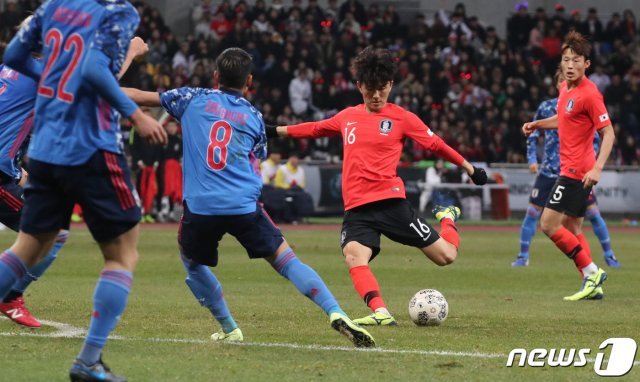 18일 오후 부산아시아드주경기장에서 열린 2019 동아시아축구연맹(EAFF) 풋볼 챔피언십(동아시안컵) 남자부 대한민국과 일본의 경기에서 한국 황인범이 골을 넣고 있다. 뉴스1