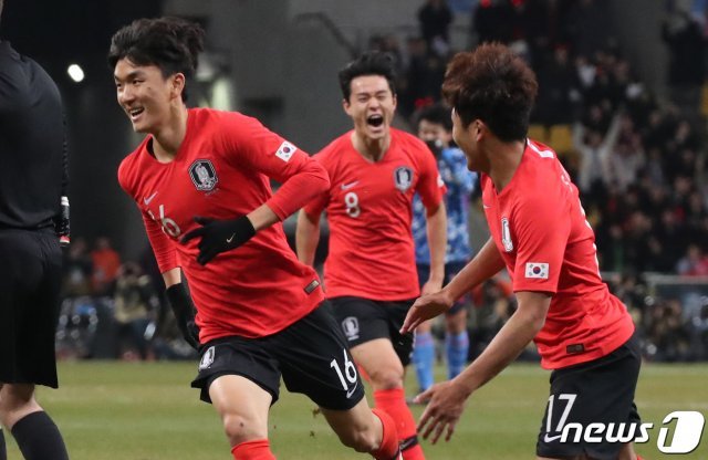 18일 오후 부산아시아드주경기장에서 열린 2019 동아시아축구연맹(EAFF) 풋볼 챔피언십(동아시안컵) 남자부 대한민국과 일본의 경기에서 한국 황인범이 골을 넣고 동료들과 기쁨을 나누고 있다. 2019.12.18/뉴스1 © News1